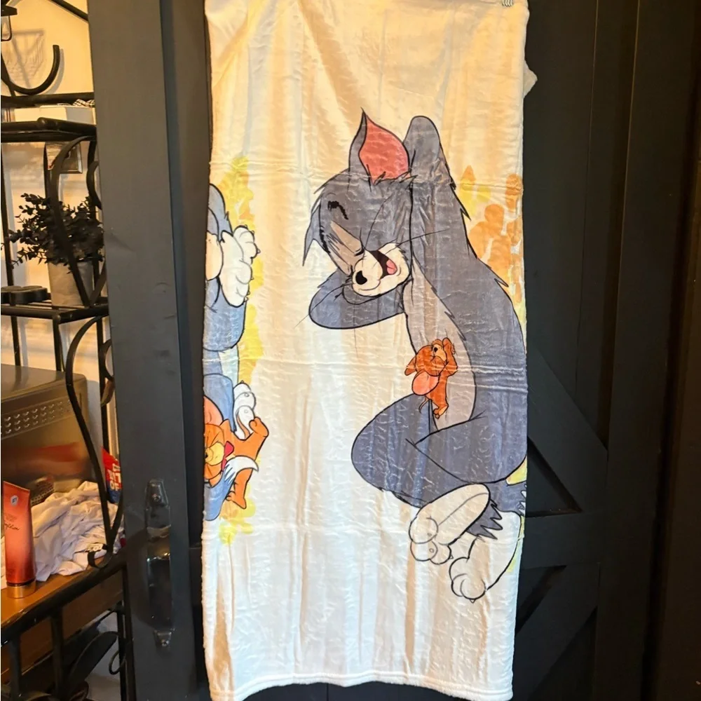 Tom and Jerry White Plush Throw Blanket - Cartoon Character Design
